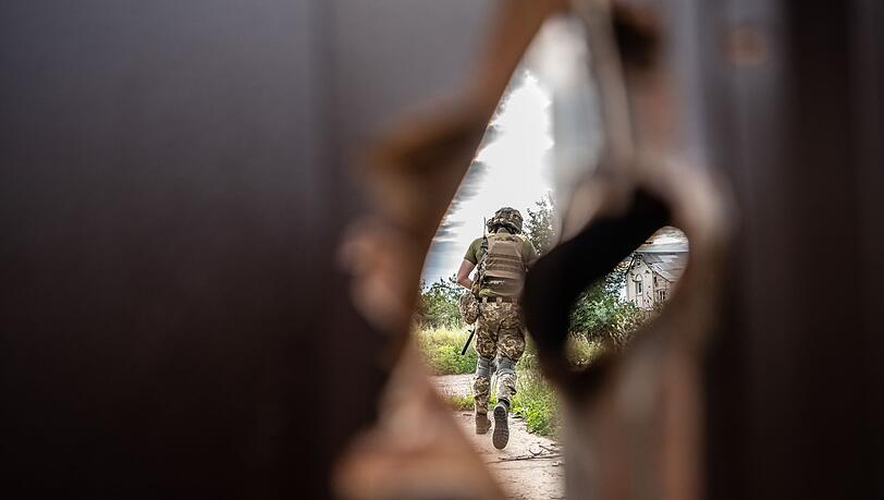 Ein Soldat des regionalen Verteidigungsbataillons an der Frontlinie in Charkiw.