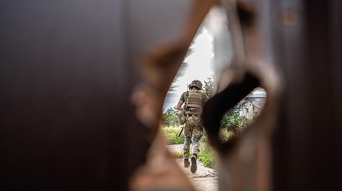 Ein Soldat des regionalen Verteidigungsbataillons an der Frontlinie in Charkiw.