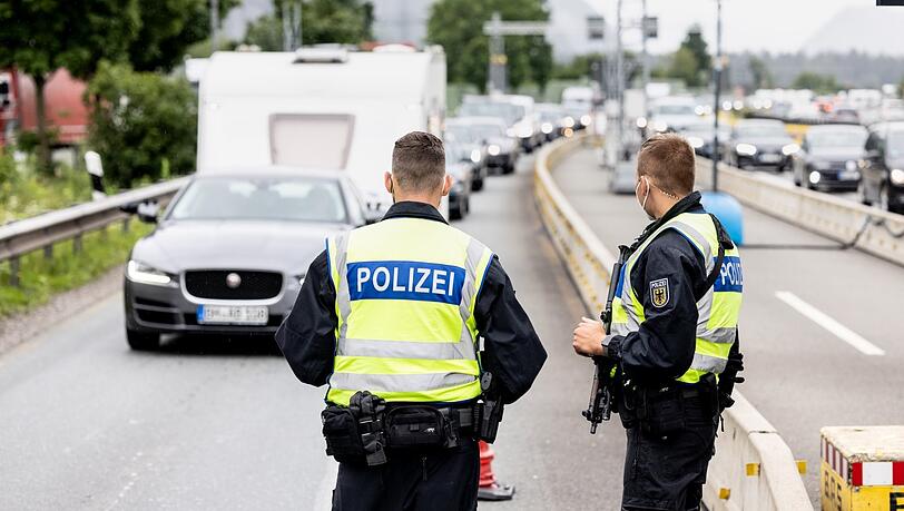 Bundespolizisten stehen an der deutsch-österreichischen Grenze.