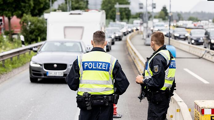 Bundespolizisten stehen an der deutsch-österreichischen Grenze.
