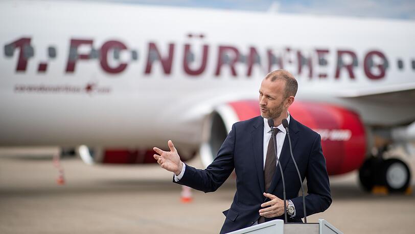 Niels Rossow, Kaufmännischer Vorstand des 1. FC Nürnberg, spricht zur Einweihung einer Linienmaschine.
