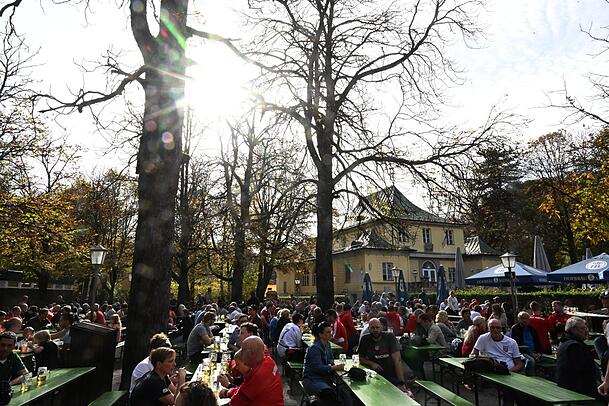 Der Biergarten am Chinesischen Turm im Englischen Garten ist auch touristisch eine Attraktion. (Archivbild). Der Biergarten am Chinesischen Turm im Englischen Garten ist auch touristisch eine Attraktion. (Archivbild).