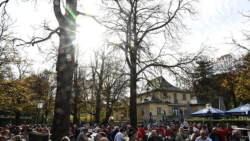 Der Biergarten am Chinesischen Turm im Englischen Garten ist auch touristisch eine Attraktion. (Archivbild). Der Biergarten am Chinesischen Turm im Englischen Garten ist auch touristisch eine Attraktion. (Archivbild).