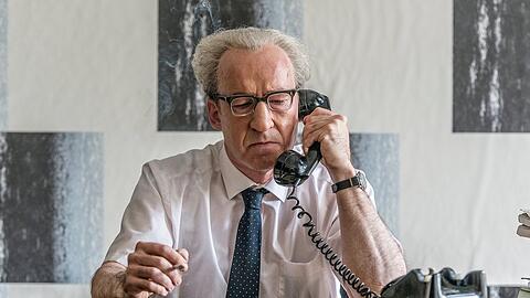 "Die Akte General": Der hessische Generalstaatsanwalt Fritz Bauer (Ulrich Noethen) widmet seine Zeit fast völlig seiner Arbeit