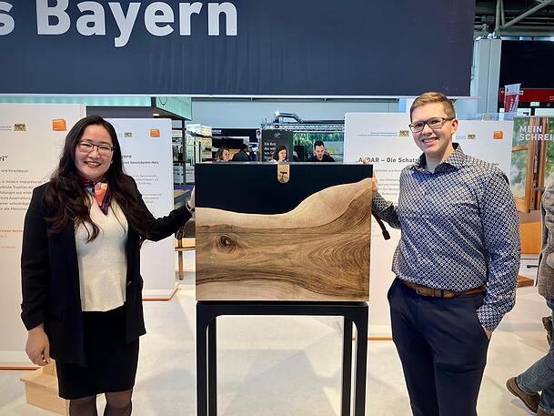 Bujinlkham und Andreas Fischer mit ihrem Gewinnermöbelstück. Inspiriert ist es von mongolischer Einrichtung.