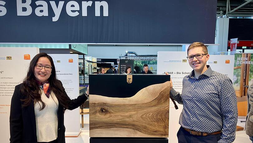 Bujinlkham und Andreas Fischer mit ihrem Gewinnermöbelstück. Inspiriert ist es von mongolischer Einrichtung. Bujinlkham und Andreas Fischer mit ihrem Gewinnermöbelstück. Inspiriert ist es von mongolischer Einrichtung.