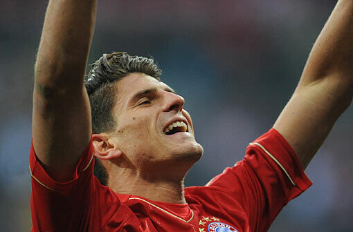 Die Hände zum Himmel: Mario Gomez hat das 1:0 des FC Bayern München gegen den VfL Wolfsburg erzielt.