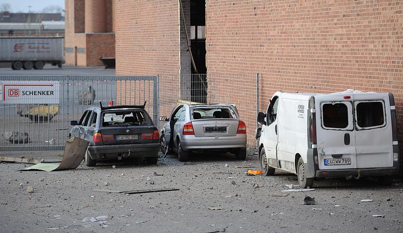 Bei Baggerarbeiten in Euskirchen in der Nähe von Bonn ist eine Weltkriegs-Bombe explodiert. Der Baggerfahrer kam
ums Leben. Bilder vom Unglücksort.