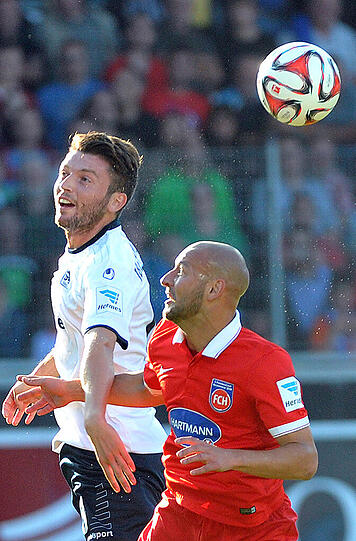 In einem umkämpften Spiel (hier Ilie Sanchez im Kopfballduell)trug auch Heidenheim einige gefährliche Angriffe vor...