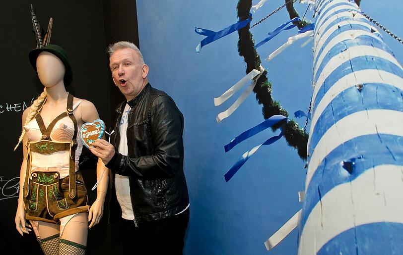 Heidi meets Madonna: Jean Paul Gaultier neben seinem Lederhosen-Outfit mit Korsett.