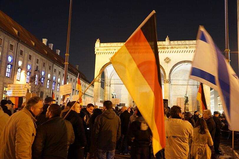 Gespenstisches Bild: Pegida-Anhänger demonstrieren am Montag vor der Feldherrnhalle. Die Stadt war mit einem Verbot gescheitert.