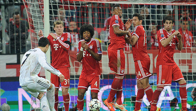 FC Bayern - Real Madrid am 29. April 2014 in der Allianz Arena: Cristiano Ronaldo von Madrid (links) trifft mit seinem Freistoß zum 4:0. Die Bayern verlieren die Begegnung mit 4:0. Es war die höchste Niederlage überhaupt in den bisher 100 Champions-League-Heimspielen der Münchner.