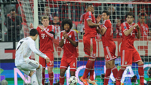 FC Bayern - Real Madrid am 29. April 2014 in der Allianz Arena: Cristiano Ronaldo von Madrid (links) trifft mit seinem Freistoß zum 4:0. Die Bayern verlieren die Begegnung mit 4:0. Es war die höchste Niederlage überhaupt in den bisher 100 Champions-League-Heimspielen der Münchner.