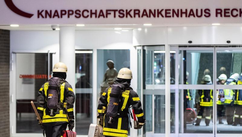 Einsatzkräfte der Feuerwehr vor dem Haupteingang des Krankenhauses. Einsatzkräfte der Feuerwehr vor dem Haupteingang des Krankenhauses.