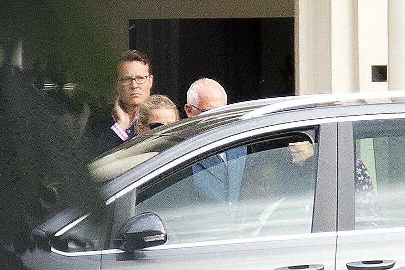 Friso war der Sohn von Prinzessin Beatrix (ganz rechts), die 2012 als Königin abgedankt war. Sein Bruder Constantijn (links) kam am Montag ebenfalls nach Den Haag. Friso hinterlässt außerdem seine Frau Mabel (zweite von links) und zwei Töchter.