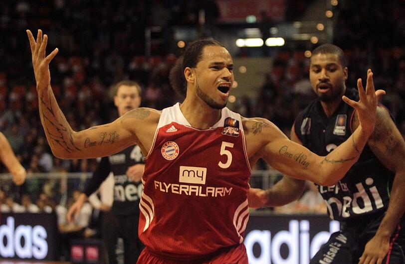 Bayern-Forward Chevon Troutman mit dem Logo des Trikotsponsors.