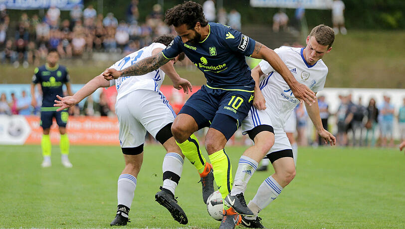 Adriano Grimaldi - Torschütze zum 1:0 - wird von zwei Dingolfinger Spielern attackiert. Adriano Grimaldi - Torschütze zum 1:0 - wird von zwei Dingolfinger Spielern attackiert.