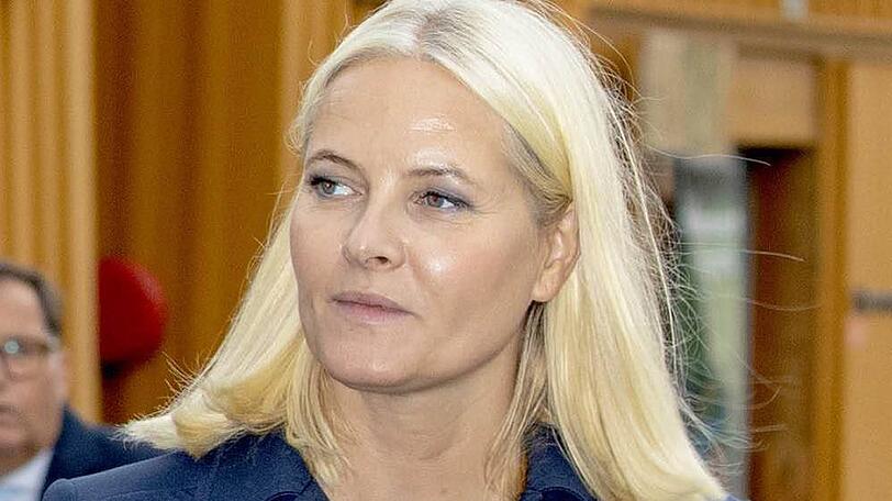 Unheilbare Krankheit! Norwegens Kronprinzessin Mette-Marit leidet an Lungenfibrose. Zusammen mit Ehemann Haakon hatte sie beschlossen, die Öffentlichkeit zu informieren, da es künftig Zeiträume gebe, in denen sie keine offiziellen Termine wahrnehmen könne.