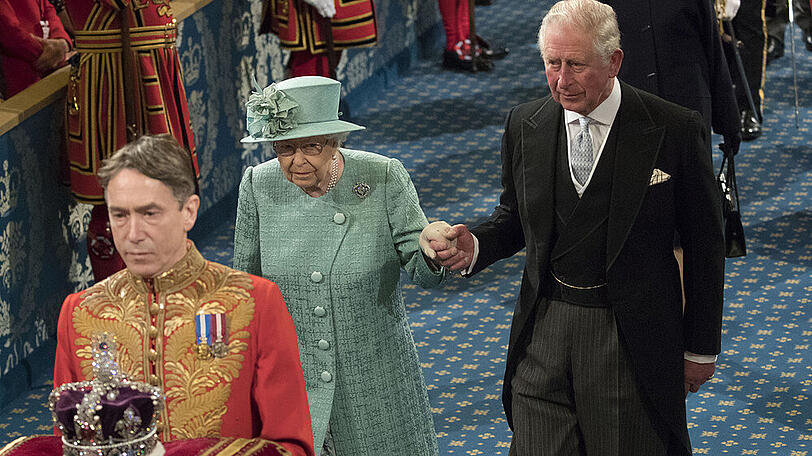 Setzte die Krone im Parlament nicht auf: Die Queen an der Hand von Prinz Charles