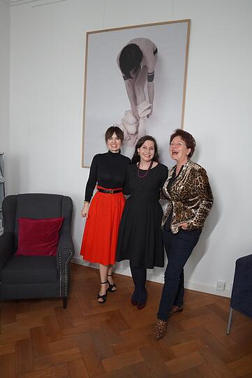 Dr. Sonja Lechner (GF Kunstkonnex), Bianca Patricia Isensee (Künstlerin) und Evelyn Vogel (SZ)