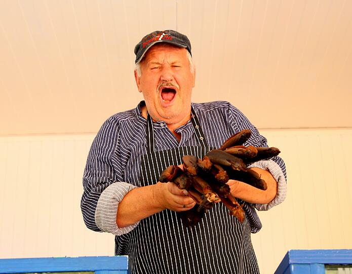 Aale-Axel will in nichts nachstehen - auch er ist beim Fischmarkt auf dem Rotkreuzplatz dabei.