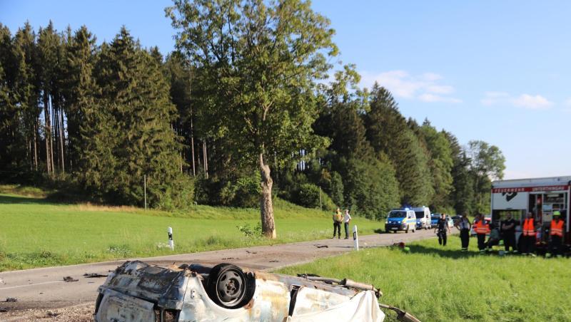 Feuerwehrleute neben dem ausgebrannten Unfallwrack bei Aitrang. Foto: Davor Knappmayer/dpa Feuerwehrleute neben dem ausgebrannten Unfallwrack bei Aitrang. Foto: Davor Knappmayer/dpa