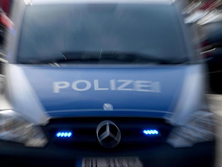 Ein Polizeiwagen mit eingeschaltetem Blaulicht. Foto: Carsten Rehder/dpa/Symbolbild