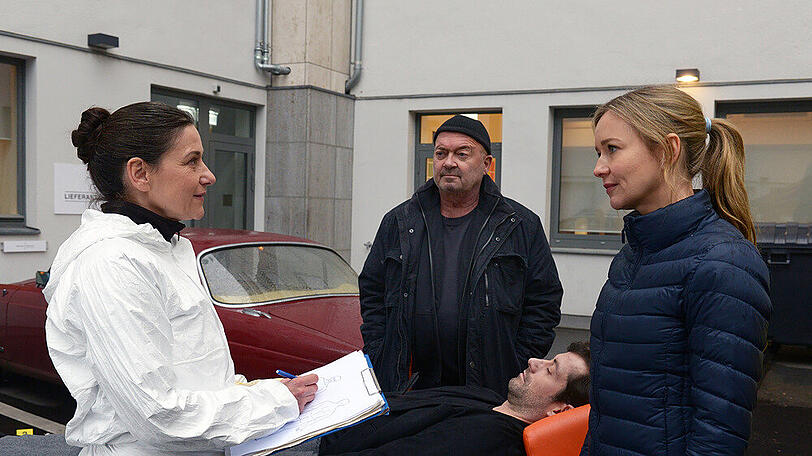 "Ein starkes Team: Scharfe Schnitte": Dr. Gabriele Simkeit (Eva Sixt, l.) teilt Otto Garber (Florian Martens) und Linett Wachow (Stefanie Stappenbeck) das Ergebnis der Obduktion mit.