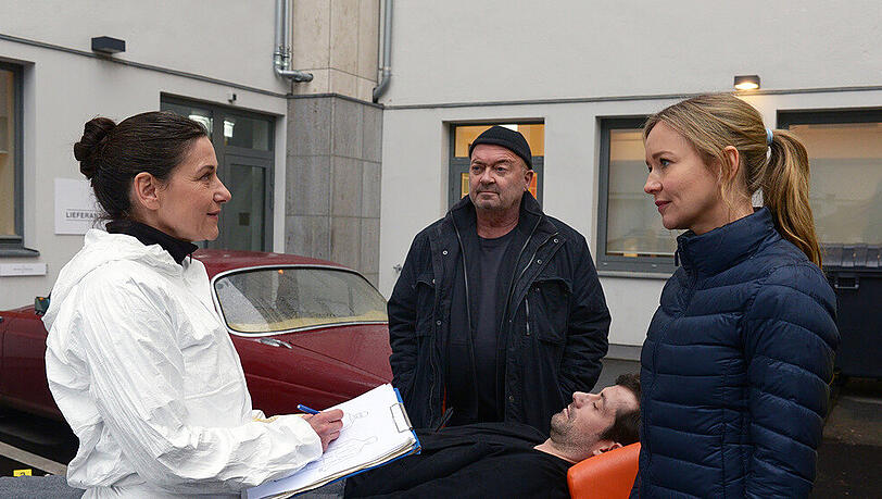 "Ein starkes Team: Scharfe Schnitte": Dr. Gabriele Simkeit (Eva Sixt, l.) teilt Otto Garber (Florian Martens) und Linett Wachow (Stefanie Stappenbeck) das Ergebnis der Obduktion mit. "Ein starkes Team: Scharfe Schnitte": Dr. Gabriele Simkeit (Eva Sixt, l.) teilt Otto Garber (Florian Martens) und Linett Wachow (Stefanie Stappenbeck) das Ergebnis der Obduktion mit.