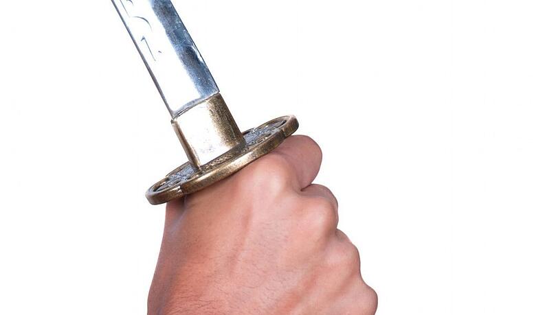 Ein Mann mit einem Samurai-Schwert hat am Sonntagabend einen Großeinsatz der Polizei in Bogenhausen ausgelöst. (Symbolbild)