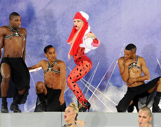 Lady Gaga im lasziven roten Kostüm.