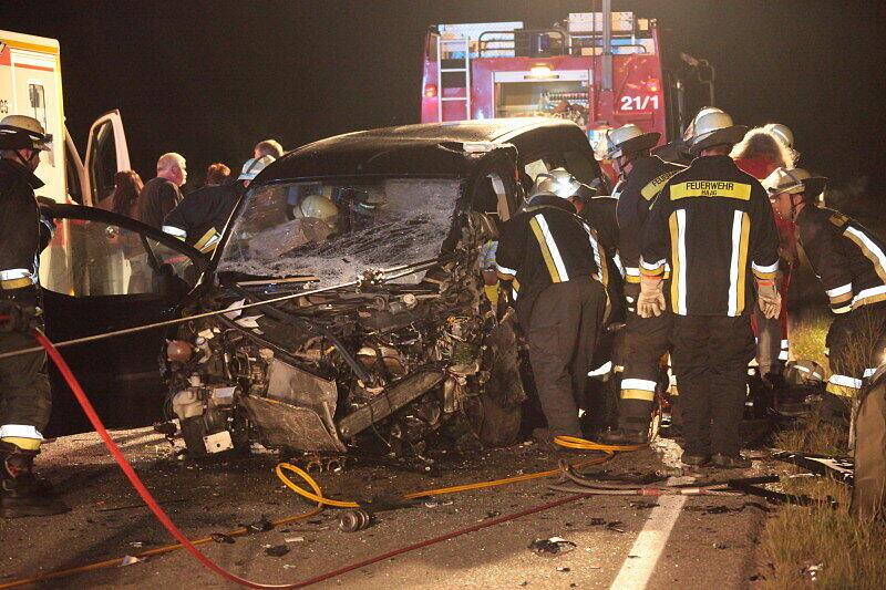 Bei dem Frontalzusammenstoß auf der B12 bei Haag in der Nacht zum Dienstag erlitten die beiden Fahrer schwere Verletzungen. Die Ursache des Unfalls ist bisher ungeklärt.