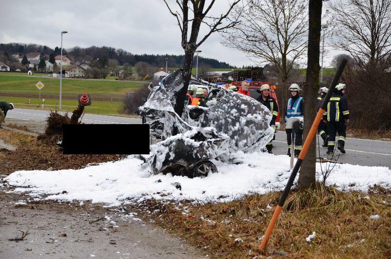 Horror-Unfall am Tag von Heiligabend: Ein Auto ist auf der B12 gegen einen Baum geschleudert. Der Insasse verbrannte im Wrack.