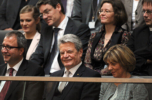 Der Kandidat für das Amt des Bundespräsidenten, Joachim Gauck (M), sitzt am Sonntag (18.03.2012) bei der Bundesversammlung im Reichstag in Berlin zusammen mit Angehörigen, seiner Lebensgefährtin Daniela Schadt (r) und dem Präsidenten des Bundesverfassungsgerichts Andreas Voßkuhle (l) auf der Zuschauertribüne.