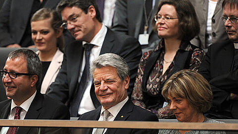 Der Kandidat für das Amt des Bundespräsidenten, Joachim Gauck (M), sitzt am Sonntag (18.03.2012) bei der Bundesversammlung im Reichstag in Berlin zusammen mit Angehörigen, seiner Lebensgefährtin Daniela Schadt (r) und dem Präsidenten des Bundesverfassungsgerichts Andreas Voßkuhle (l) auf der Zuschauertribüne.