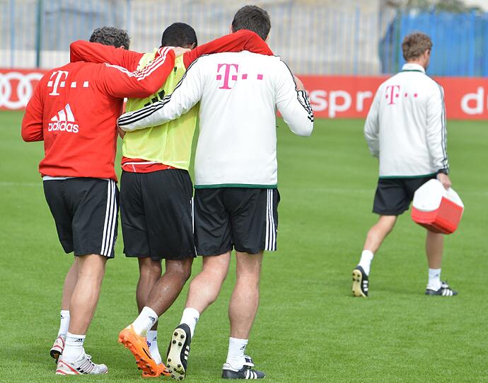 Mit schmerzverzerrtem Gesicht liegt der Österreicher am Boden: David Alaba hat sich im Trainingslager des FC Bayern am Knie verletzt. Die Bilder.