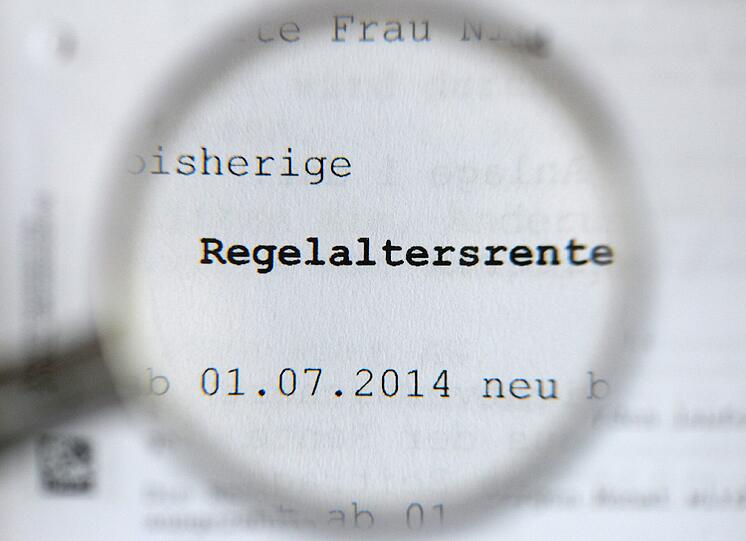 Wie viel Geld bekomme ich als Rentner? Darüber informiert der Rentenbescheid. Den sollten Empfänger gut prüfen. Fehler können Geld kosten.