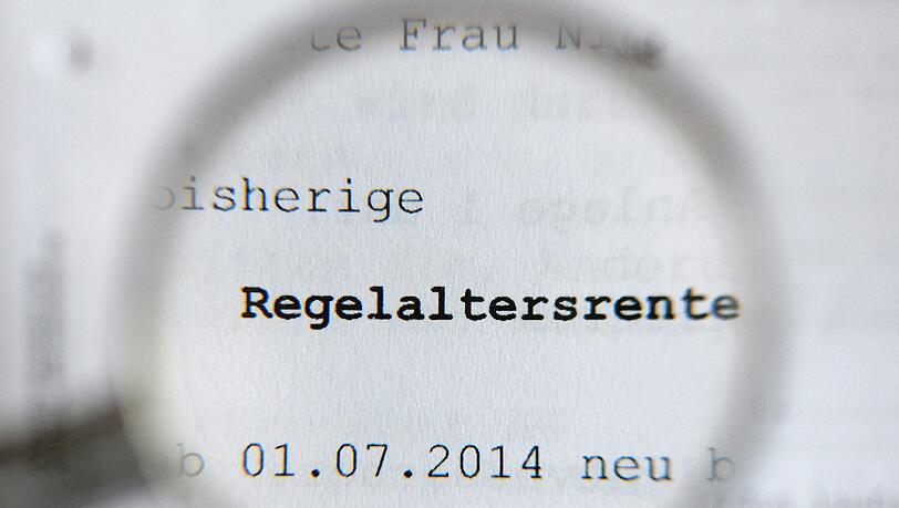 Wie viel Geld bekomme ich als Rentner? Darüber informiert der Rentenbescheid. Den sollten Empfänger gut prüfen. Fehler können Geld kosten. Wie viel Geld bekomme ich als Rentner? Darüber informiert der Rentenbescheid. Den sollten Empfänger gut prüfen. Fehler können Geld kosten.