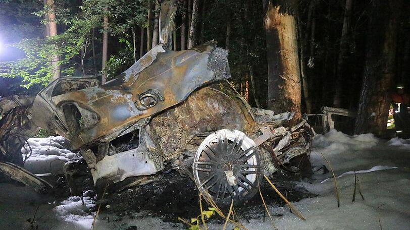 Von dem BMW ist nicht mehr viel zu erkennen. Der Fahrer war sofort tot.