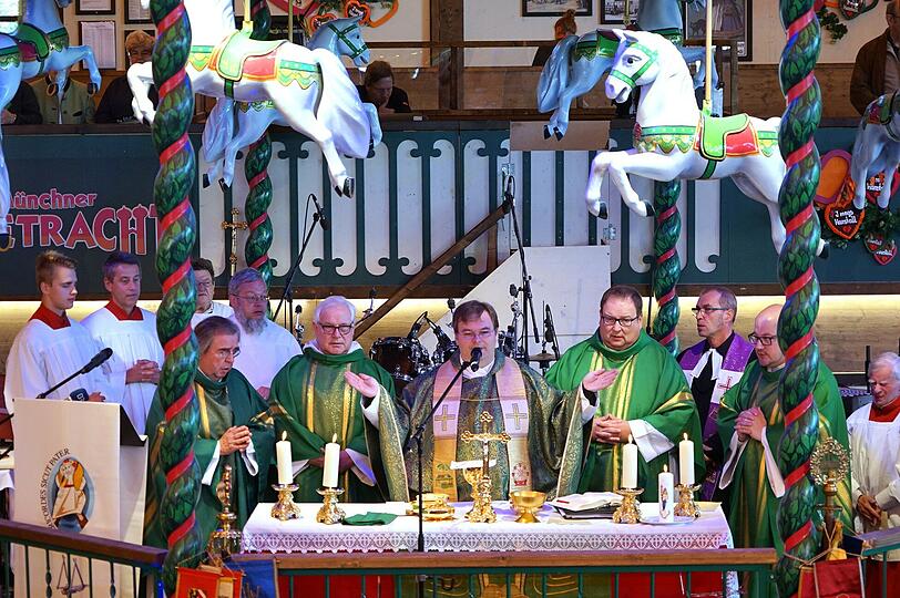 Wiesn-Gottesdienst am Donnerstag - die Bilder aus dem Marstall.
