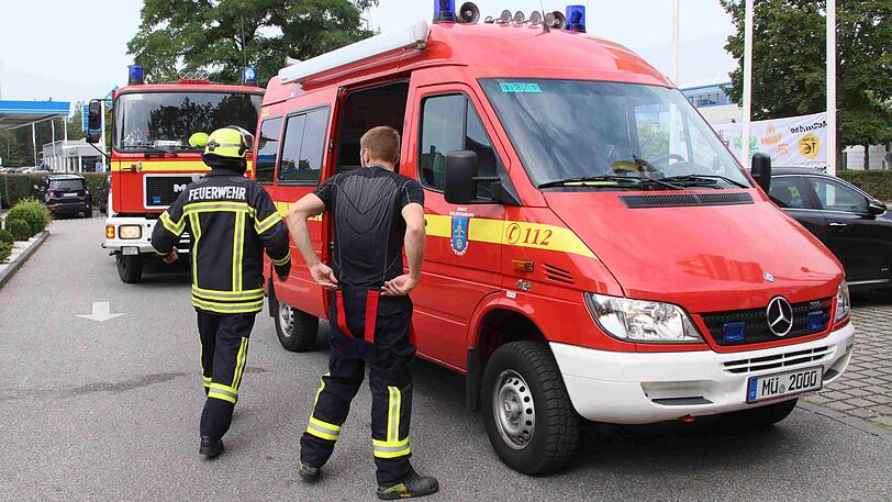 Die Feuerwehr musste die Scheibe des Autos einschlagen, um das Kind zu befreien. Die Bilder vom Einsatz in Waldkraiburg.