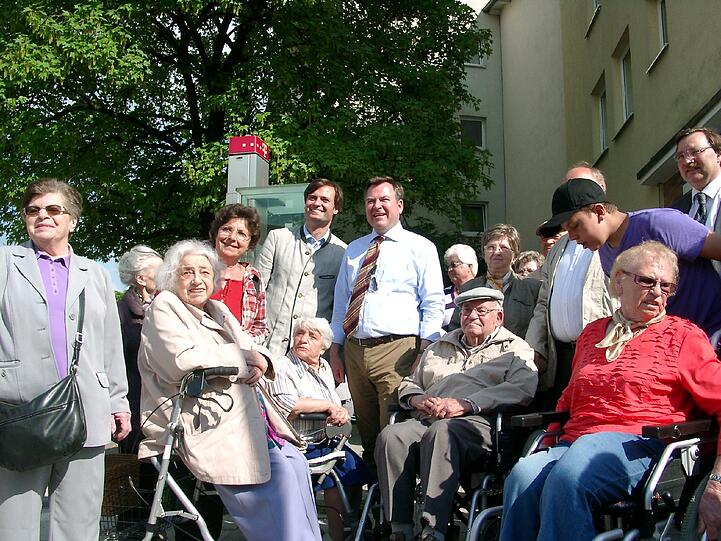 Beim Ortstermin (v. l.): Mechthilde Löffelmann, Seniorenbeirätin, Gertraud Baumgartner, Monika Baumgartner, Alexander Dietrich, stellvertretender Bezirksausschußvorsitzender Moosach, OB-Kandidat Josef Schmid, Joachim Unterländer (ganz rechts stehend).
