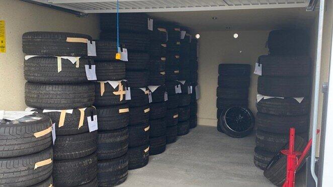 In der Garage wurden etwa 50 Komplettradsätze gefunden, etwa ein Dutzend Autos sind also betroffen. Allerdings ist unklar, was die Täter bis dato schon verkauft haben.