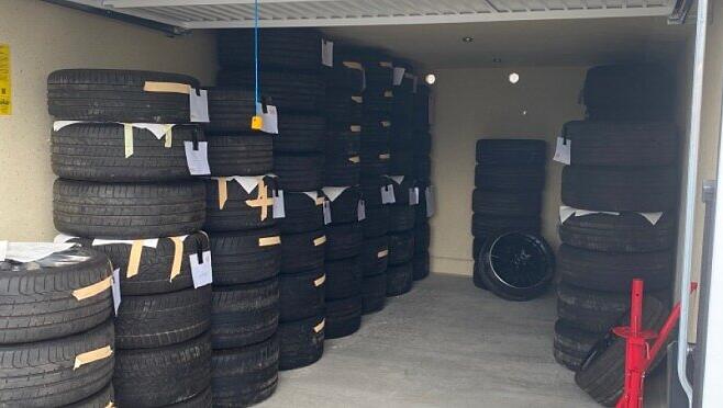 In der Garage wurden etwa 50 Komplettradsätze gefunden, etwa ein Dutzend Autos sind also betroffen. Allerdings ist unklar, was die Täter bis dato schon verkauft haben. In der Garage wurden etwa 50 Komplettradsätze gefunden, etwa ein Dutzend Autos sind also betroffen. Allerdings ist unklar, was die Täter bis dato schon verkauft haben.