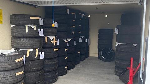 In der Garage wurden etwa 50 Komplettradsätze gefunden, etwa ein Dutzend Autos sind also betroffen. Allerdings ist unklar, was die Täter bis dato schon verkauft haben.