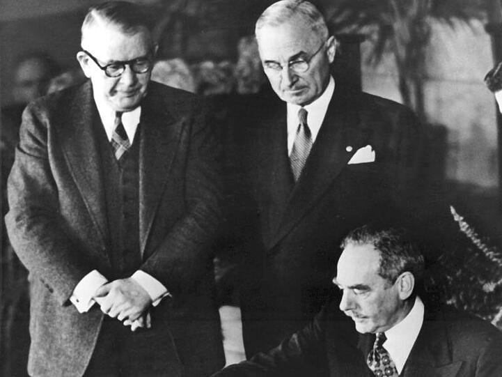 In Anwesenheit des US-Präsidenten Harry S. Truman (M.) und des britischen Außenministers Ernest Bevin (l.) unterzeichnet US-Außenminister Dean Acheson am 4. April 1949 den Vertrag übere das Nordatlantische Bündnis.