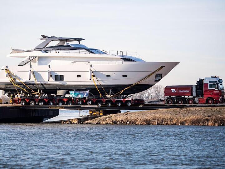 Eine Motorjacht wird von einem Lkw an Land gezogen und zum Messegelände in Düsseldorf gebracht. Auf der Wassersportmesse boot präsentieren sich in diesem Jahr rund 1900 Aussteller; etwa 240.000 Besucher werden erwartet.