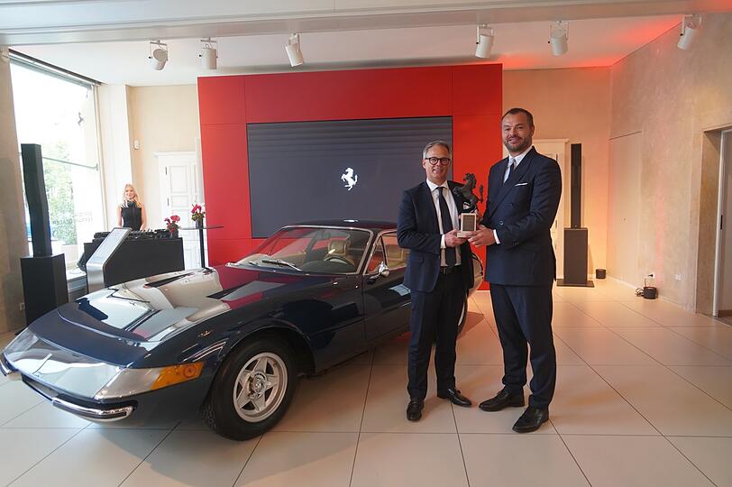 Der neue Treffpunkt für Ferrari-Fans: Daniel Peters (Emil Frey sportivo), und Wilhelm Hegger, Geschäftsführer von Ferrari Zentral Europa, eröffnen am Donnerstag den Showroom am Odeonsplatz. Neben ihnen glänzt ein 365 GTB/4 Daytona.