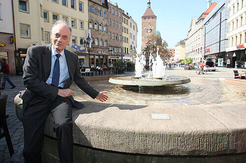 Baureferent Wolfgang Baumann am Knöpflesbrunnen.