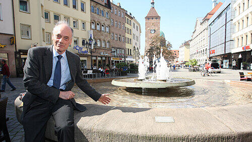 Baureferent Wolfgang Baumann am Knöpflesbrunnen. Baureferent Wolfgang Baumann am Knöpflesbrunnen.